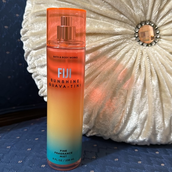 BATH & BODY WORKS SET. . . FIJI SUNSHINE GUAVA-TINI SCENT - Picture 4 of 4